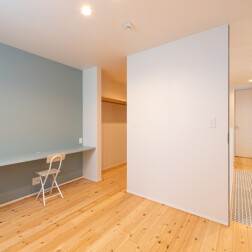 パソコンや趣味など、落ち着いて作業のできる場所として、寝室に広々としたカウンターを設置。寝室横には4帖もの大きなウォークインクローゼットを設けました。