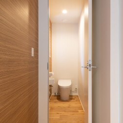 トイレのクロスは室内と同じ柄で一面を貼りわけ、床も室内から続くことで一体感のある空間にしています。