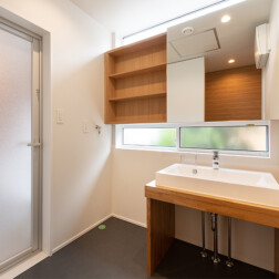 造作の洗面台。おしゃれですっきりと洗練された洗面室です。