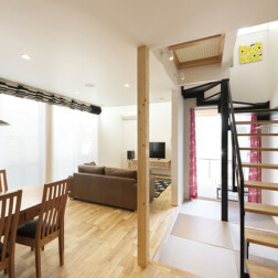 アイアンの手すりの鉄骨階段や2階の廊下部分をグレーチングにしたスケルトンなお家が開放的な空間を作ります。