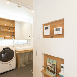 キッチンの横にはマガジンラックや洗面所の棚も造作。