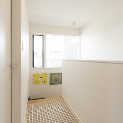 2階の廊下はグレーチングを採用。光と空気を送り込みます。