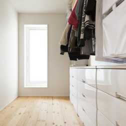 photo1
大容量のものが収納できるWIC。床から天井までの空間を無駄にすることなく、家族の荷物がすっきり片付きます。