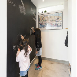 エントランスには黒板を採用。お子様のお絵描きスペースになったり、来客を迎えるボードになったり、親子のメッセージボードになったり…使い方はご家族いろいろ。