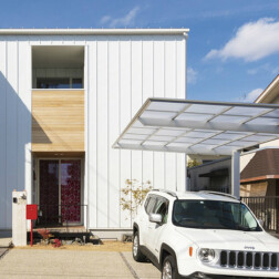 シンプルなフォルムのTRETTIOの外観。白×レッドシダーが目を惹きます。