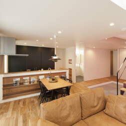 北欧家具が並んだLDKと、畳床の和空間が共存する広々とした空間