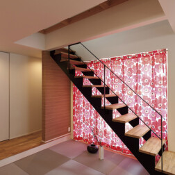 子供と遊ぶスペースにぴったり!琉球畳は歩き始めの子供でも引っかかる事なく安心。畳なので、家族3人でお昼寝したりもできます。