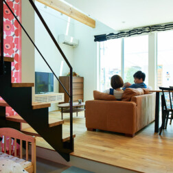 リビングの大きな窓は明るく開放的。吹き抜けの天井窓からは星を眺めたりもできます。