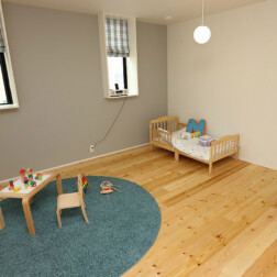 今後子ども部屋にもなる2階のフリースペースは仕切りのない開放的な空間は、TRETTIOの特徴のひとつ。仕切りのないワンフロアの設計で、どこにいても家族の気配を感じながら生活できます。