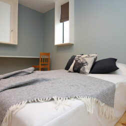 落ち着いた色合いの寝室にはカウンターがあります。読書をしたり集中して作業をするにはぴったりのスペースです。