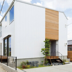 シンプルな白のガルバリウム×レッドシダー。植栽や玄関ホール・アイアンの手すりまで、細かなところまでこだわりがいっぱいです。