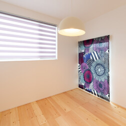 子供部屋。シンプルなクロスと無垢床の組み合わせのアクセントには、マリメッコのカーテン。おしゃれ感がアップします。