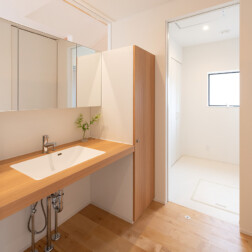 洗面スペース。洗面所と脱衣室を別スペースとして設けることで、来客時にプライベート空間を仕切る事ができます。