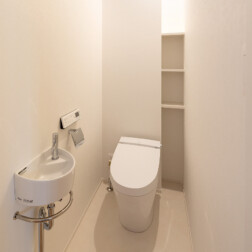 トイレ。「白」。清潔感いっぱいの空間。