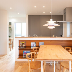 カフェのような雰囲気のキッチン。背面は、3枚扉で全部をスッキリと隠せるオリジナルの収納。既製品では叶える事のできない空間になりました。キッチン横にスタディースペースを設け、家事をしながらお子様の様子を伺えます。