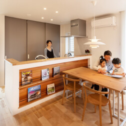 天井まである大きな窓が、LDKを明るく開放的な空間に。間仕切りのない空間で家族とのコミュニケーションがはかれますね!