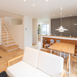 間仕切りのないお家。どこにいても、家族を感じることができます。玄関は吹抜けになっているので、2階の空間とつながっています。風も通って、気持ちよさそうですね。