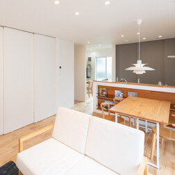 急な来客時など、プライベート空間が必要な時は、間仕切りをすることができるので、便利です。