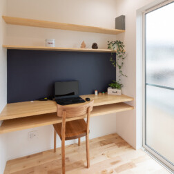 キッチン横のスタディスペース。前面のボードはLIXILマグネットボードを採用しました。家族共有の場所として、とても便利に活用できそうです。カウンターは2段にすることですっきりとお片付けもできます。