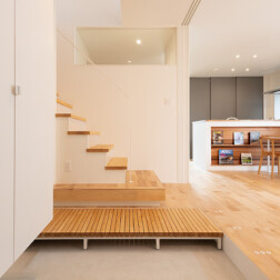 玄関土間からみたお家。無垢の床材と調和されたおしゃれなインテリア。洗練された空間が広がります。