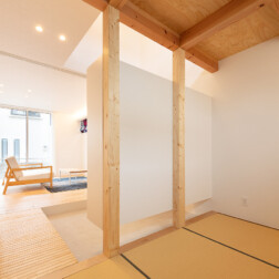 玄関土間を挟んでできる和室の空間。お子様の遊び場・家族の趣味の部屋・来客をお迎えする場所など様々な空間として活用できます。すのこでつながったリビングダイニングと一体で使う事もできます。様々な顔を見せる、あいまいな場所は、綿密にプランニングされた居心地のよい空間です。