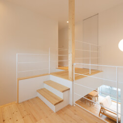 2階へあがる途中のフリースペース。ワークスペースやお子様のスペース、家族のプライベートスペースとして活用できる場所。子供の成長やライフスタイルの変化、家族の暮らし方の変化に合わせて使う事ができます。