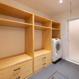 ランドリースペース - 洗濯をしてから片付けるまでの流れがある程度ここのスペースで完結できるように考えられた造作棚はこだわりのひとつ。