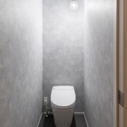 トイレ - 壁・床・天井をグレー調で統一しました。照明がアクセントでシンプルなお洒落な空間ですね。トイレはLIXILサティスを採用。