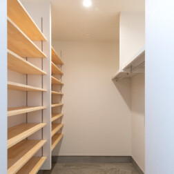 シューズクローゼット。大容量です。靴やアウトドア用品などすべてがここに納まります。