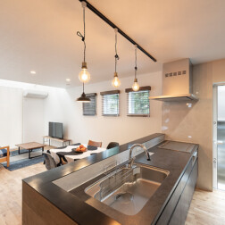 キッチンはLIXILのリシェルを採用。ヴィンテージ感と合わせワークトップもグレーを選びました。電球照明がシンプルだけどおしゃれなインテリアになりますね。