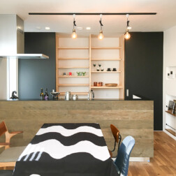 キッチン収納は4枚扉の隠せる収納です。来客の時は、生活感をさっと隠すことができとても便利!天井までの大容量で、すべて収納できます。