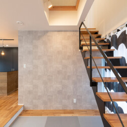 畳スペースは縁なしのグレーの畳。約3.5帖と小スペースですが、和室スペースがあるのはほっとしますね。畳の上はグレーチングの床で2階からつながる空間を作っています。