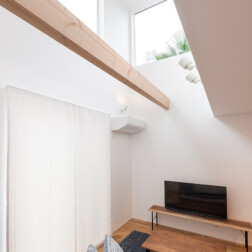 リビングスぺース。吹抜けにし東と南の面にFIX窓をつくりました。明るく開放的な空間になりました。