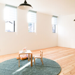 フリースペース - 南面の窓から光が差し込みます。2階の床材は赤松を使用し、気の温もりをかんじんがら床でごろごろしているとうとうとしてしまいそうですね♪