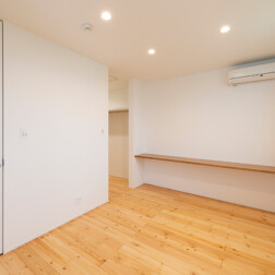 寝室 - 設置したカウンターは様々な用途で使用できそうです。