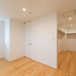 寝室の隣りには4帖もあるウォークインクローゼットをつくりました。ここ以外に2階には3帖のウォークインクローゼットがあるので、家族の荷物がすっきりと片付きます。