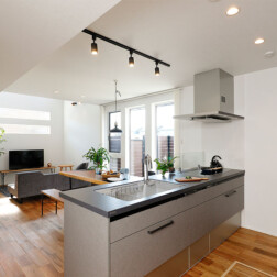 LDKは18.25帖と広々とした空間。南面に大きな窓が設置され、吹抜けから入る光で、とても明るい空間です。