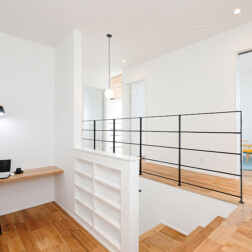 お施主様のこだわりの1つ「スキップフロア」。共働きのお2人のワークスペースであり、趣味を楽しむスペースとしても、使用されます。