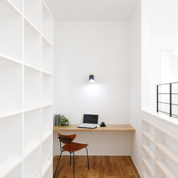 オープンな空間ではあるけれども、落ち着いて集中できるよう空間づくりをしています。壁面の造作棚は左右に設け、たくさんの本が収納できます。