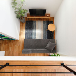 吹抜けの2階から見ると1階のリビングスペース。つながる空間が嬉しいですね。