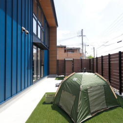 お庭でアウトドアを楽しみたいというお二人のご要望を叶えました。外からの視界は遮り、お家キャンプを楽しめますね!