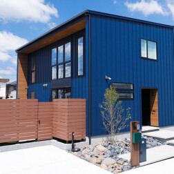 敷地面積264.48㎡の角地と恵まれた条件での建築。敷地に合わせ考え抜かれたプランはパッシブの要素が組み込まれています。ネイビーのガルバリウム鋼板と四角いフォルムが印象的な外観。存在感を感じます。