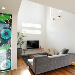 リビングスペース。吹抜けとFIX窓で、開放感のある明るい空間になりました。