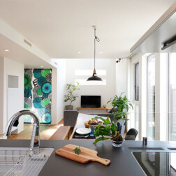 キッチンから眺めるリビングの風景。家事をしながら、ご家族の様子を感じることができる特別な空間です。