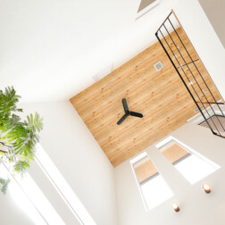 吹抜けでリビングスペースと2階がつながる空間。