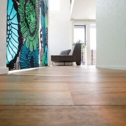 無垢床のクルミウォルナッツフローリングを採用。意匠性と五感に響くクルミウォルナッツは、フローリングにとても適しています。1番肌に触れることの多い床材には肌触りのよいフローリングを選びました。