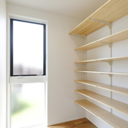 洗面横にはゆったりとしたパントリーを設置。在庫品などもたくさん収納ができます。