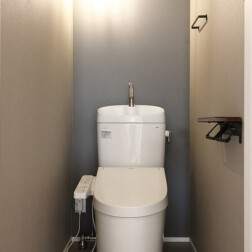 トイレスペースは落ち着いたグレー色のクロスを選びました。同系色でアクセントクロスを一面貼り、トイレ空間もおしゃれで落ち着く空間になるようこだわりました。