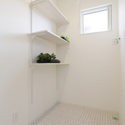 脱衣室は、白を基調にクッションフロアをアクセントにし、さわやかな空間となりました。