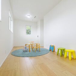 子供部屋。将来的に間仕切ることもできるように設計。